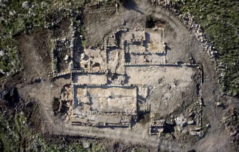 Hallan una granja de 2.700 años y un monasterio de 1.500 en el centro de Israel