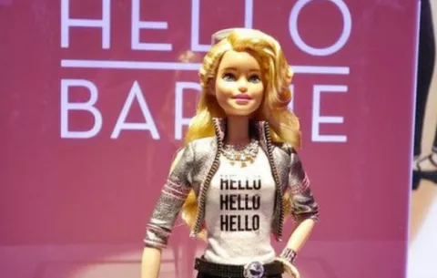 Acusan a Barbie de espiar a los niños