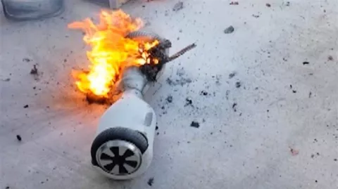 Otra hoverboard se incendia dentro de una casa