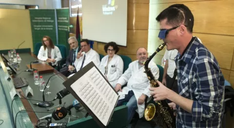 Extirpan tumor en España a un joven mientras toca el saxo para evitar daños
