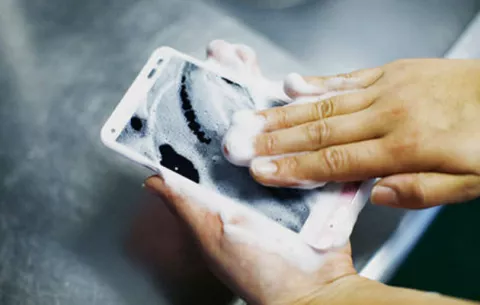 Lanzan primer teléfono móvil que puede lavarse con agua y jabón