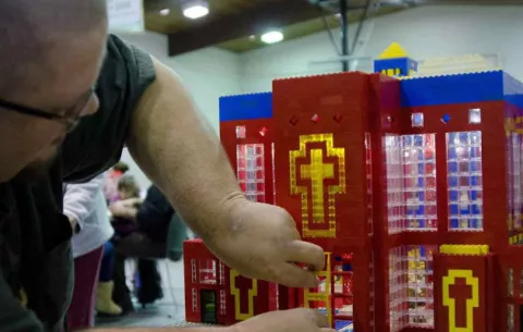 Estadounidense diseña y construye una iglesia de Legos