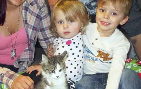 Niña con brazo amputado recibe gatita sin una pata