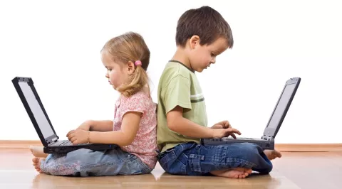 Crean portal “Digipadres” para padres con hijos que navegan por Internet