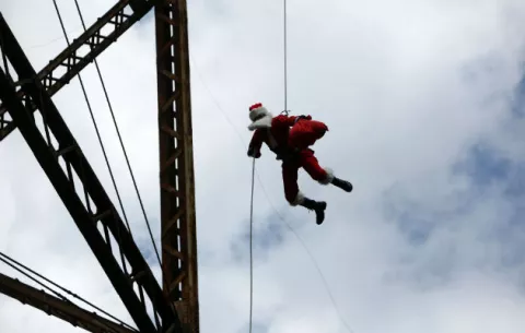 Papá Noel salta de un puente para dar regalos a los niños pobres de Guatemala