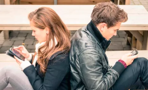 ¿Qué debe hacer para que la tecnología no dañe su relación?