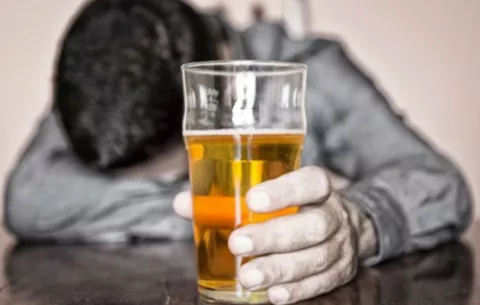 Clínica australiana ofrece cura para la resaca en 30 minutos