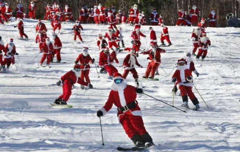 Decenas de Santa Claus salen a esquiar para evento benéfico