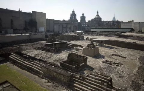 Antiguo pasillo en México podría llevar a tumba azteca