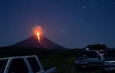  La erupción del volcán Momotombo, un espectáculo para los turistas
