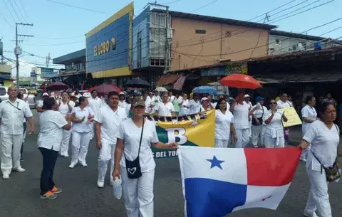 Técnicos de enfermería marchan en la avenida 17 de Abril en Changuinola
