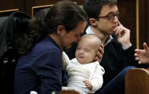  El bebé de diputada obtiene un voto para presidir el Congreso español