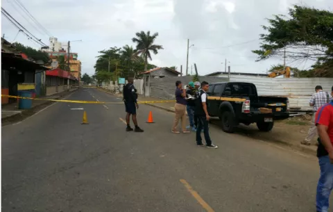 Tirotean desde un taxi a tres obreros en Colón 