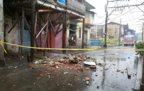Balcón de viejo inmueble se desploma en Colón