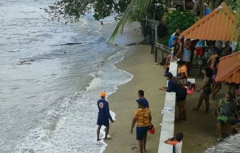 Desalojan a bañistas en playas colonenses por fuertes oleajes