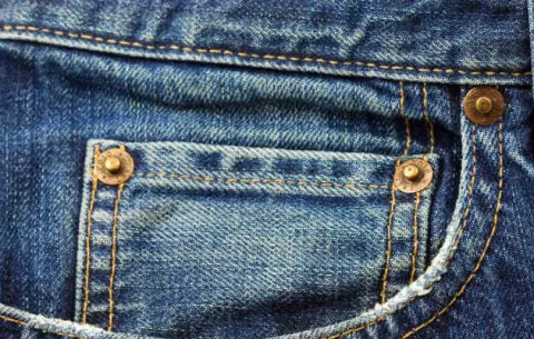 ¿Cuál es la función de los bolsillos pequeños de los jeans?