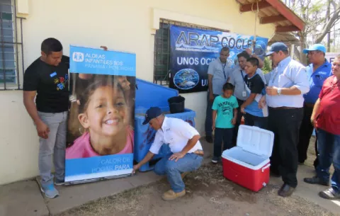 Fundaciones reciben 100 libras de camarón en Coclé