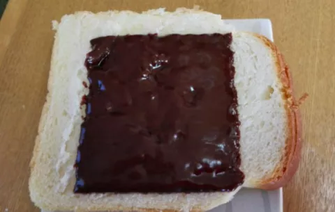 Sustituyen el queso por rebanadas de chocolate 