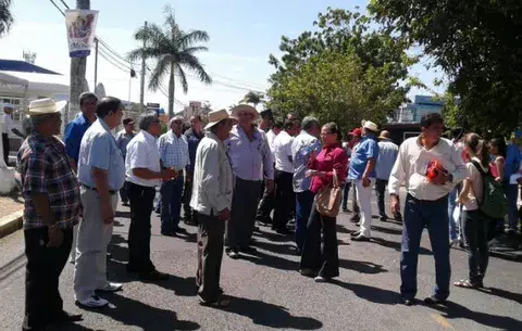 Concejales cierran vía en Las Tablas por indeferencia de ministros de Estado