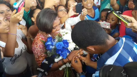 Ante la mirada de usuarios del metro, joven le pide matrimonio a su novia 