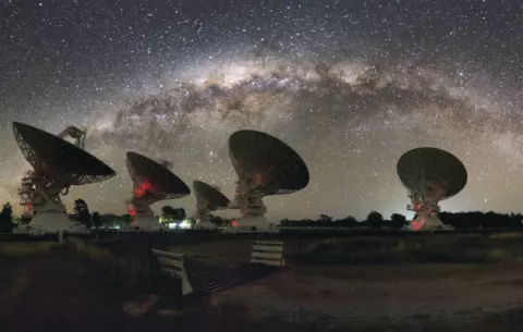 Vinculan "bultos" en la Vía Láctea a materia perdida de la galaxia