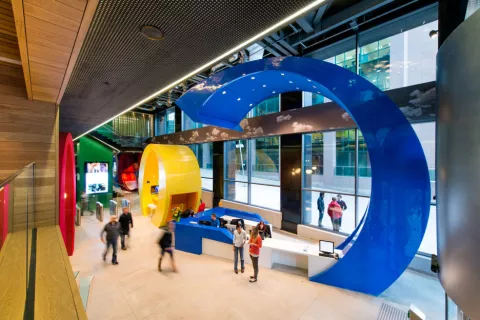 Google donó 5.3 millones para que refugiados tengan computadoras