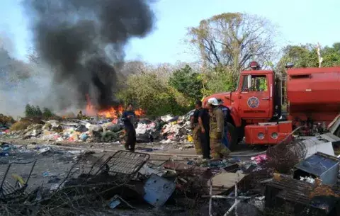 Bomberos de Los Santos combaten fuego en el vertedero de Macaracas