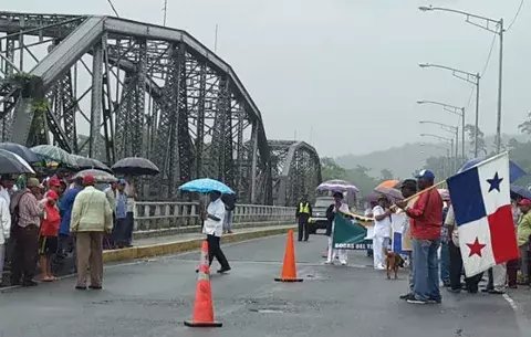 Jubilados y técnicos en enfermería cierran puente sobre el río Changuinola