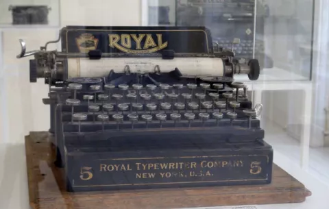 Exposición reivindica la magia de las máquinas de escribir en la era digital