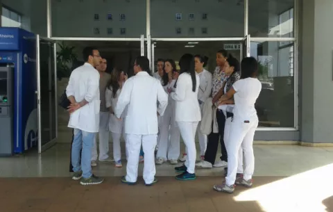 Médicos internos levantan paro, tras lograr firma de sus contratos