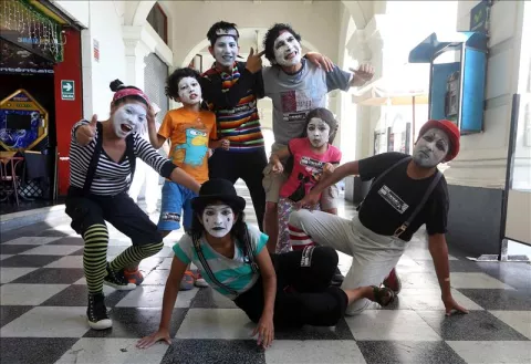 Unos 100 mimos corren el primer "maratón a cámara lenta" de Lima