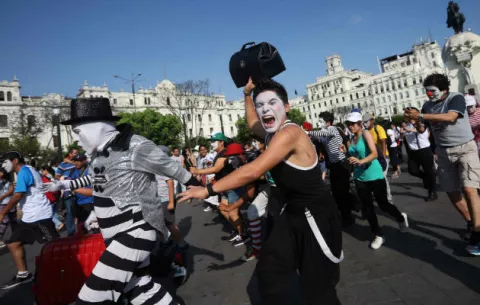 Unos 100 mimos corren el primer "maratón a cámara lenta" de Lima