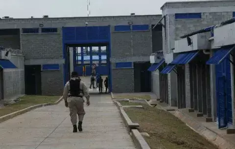 Trasladan reclusos extranjeros a la Nueva Joya