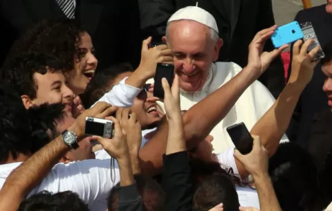 Conoce los secretos detrás del Twitter del papa