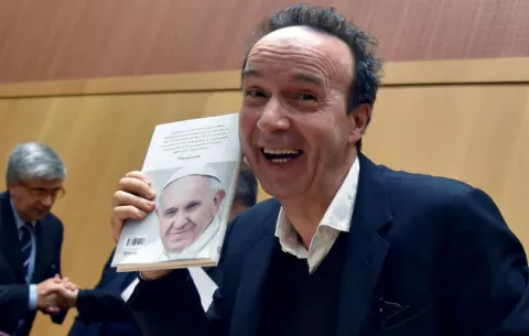 El primer libro del papa, un evento literario con Benigni como padrino