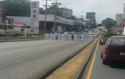Técnicos de enfermería protestan, tras falta de acuerdo