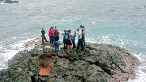 Rescatan a once cubanos varados y sin alimento en La Miel 