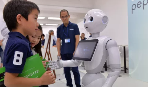 El robot Pepper muestra sus nuevas habilidades como enfermero y profesor