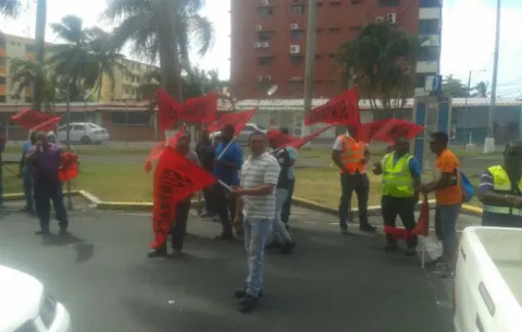 Miembros del Suntracs protestan en Colón 