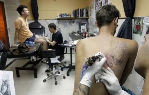 Turistas se llevan un "souvenir"  tatuado en la piel