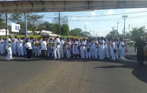 Técnicos de enfermería realizan piqueteo frente a policlínica Hugo Spadafora 