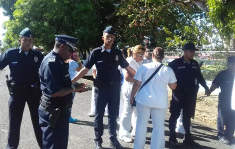 Restrigen entrada a técnicos de enfermeria en acto del presidente