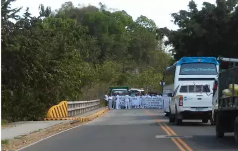 Técnicos de enfermería impiden paso en puente sobre el río Tribique