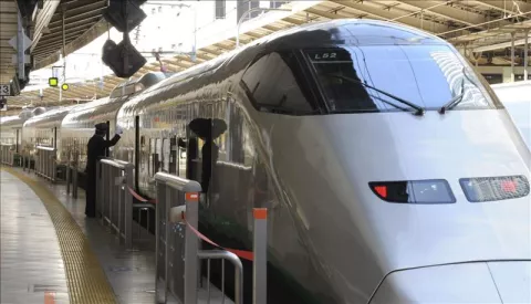 El tren bala japonés se convierte en un museo rodante de arte contemporáneo