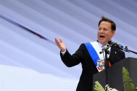 Varela se molesta y evita hablar sobre escándalos del Gobierno