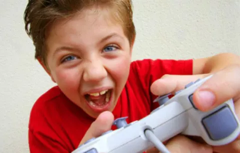 ¡Atención padres! Enfermedad tecnológica del pulgar afecta a niños