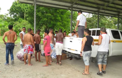 Cubanos en albergue de Jacú reciben víveres y otros implementos