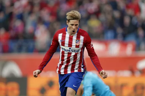 Atlético se sobrepone a la adversidad 