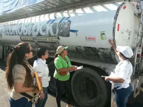  Más de una docena de carros cisterna violan norma de extracción 