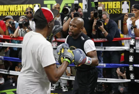 Mayweather Jr. promete regresar al boxeo 